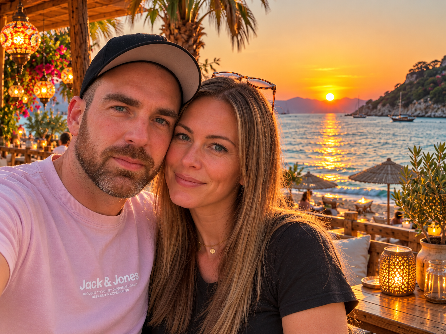 Ein gemeinsamer Moment am Meer im Sonnenuntergang